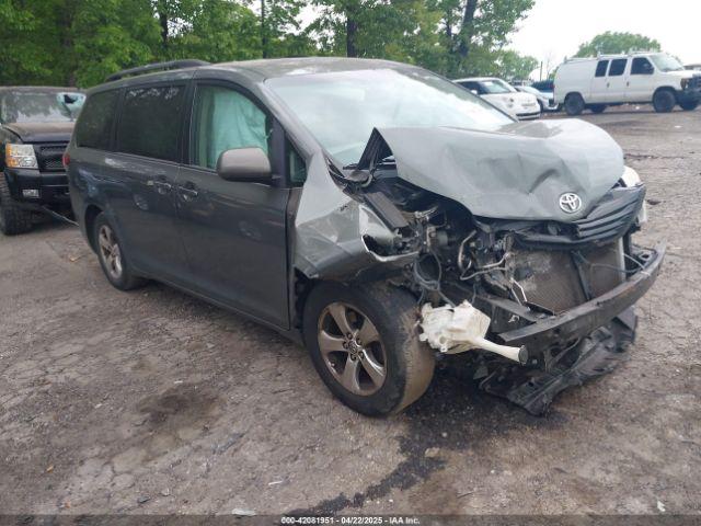  Salvage Toyota Sienna