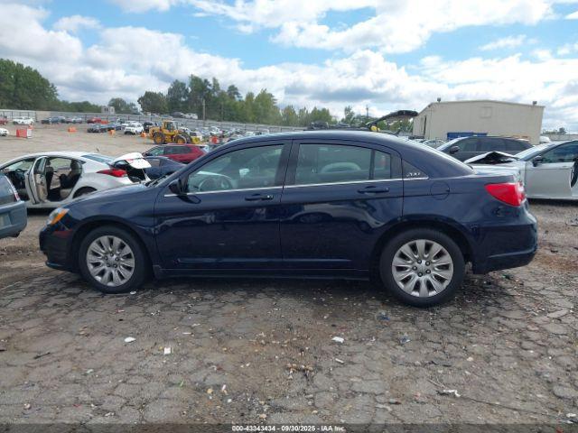 Chrysler 200 Lx Image 12