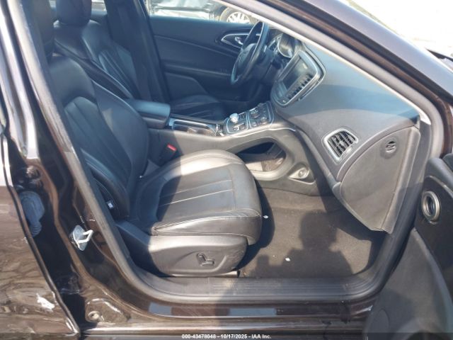 Chrysler 200 C Image 12