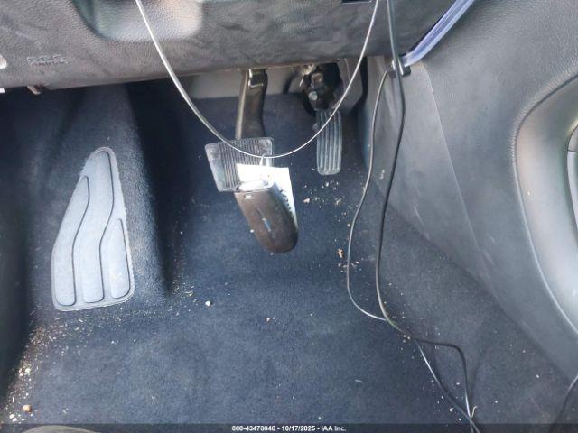 Chrysler 200 C Image 16