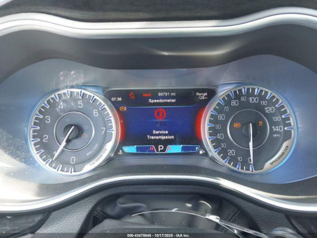 Chrysler 200 C Image 14