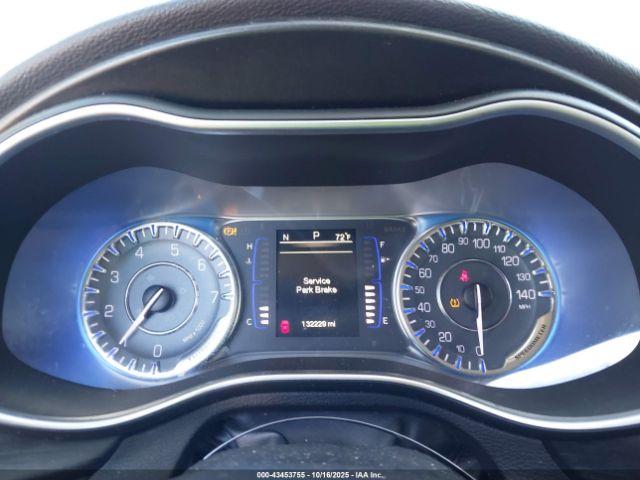 Chrysler 200 Limited Image 12