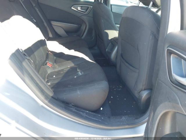 Chrysler 200 Limited Image 9