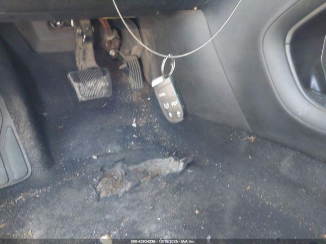 Chrysler 200 Limited Image 14