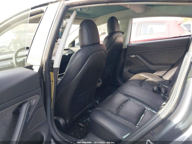 Tesla Model 3 Image 8