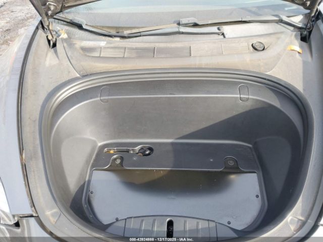 Tesla Model 3 Image 12