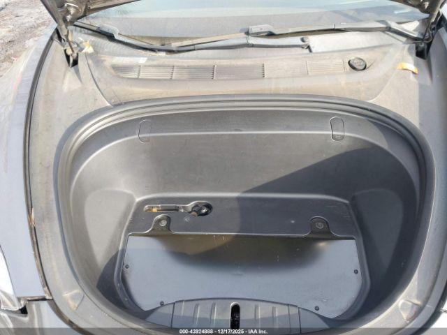 Tesla Model 3 Image 12